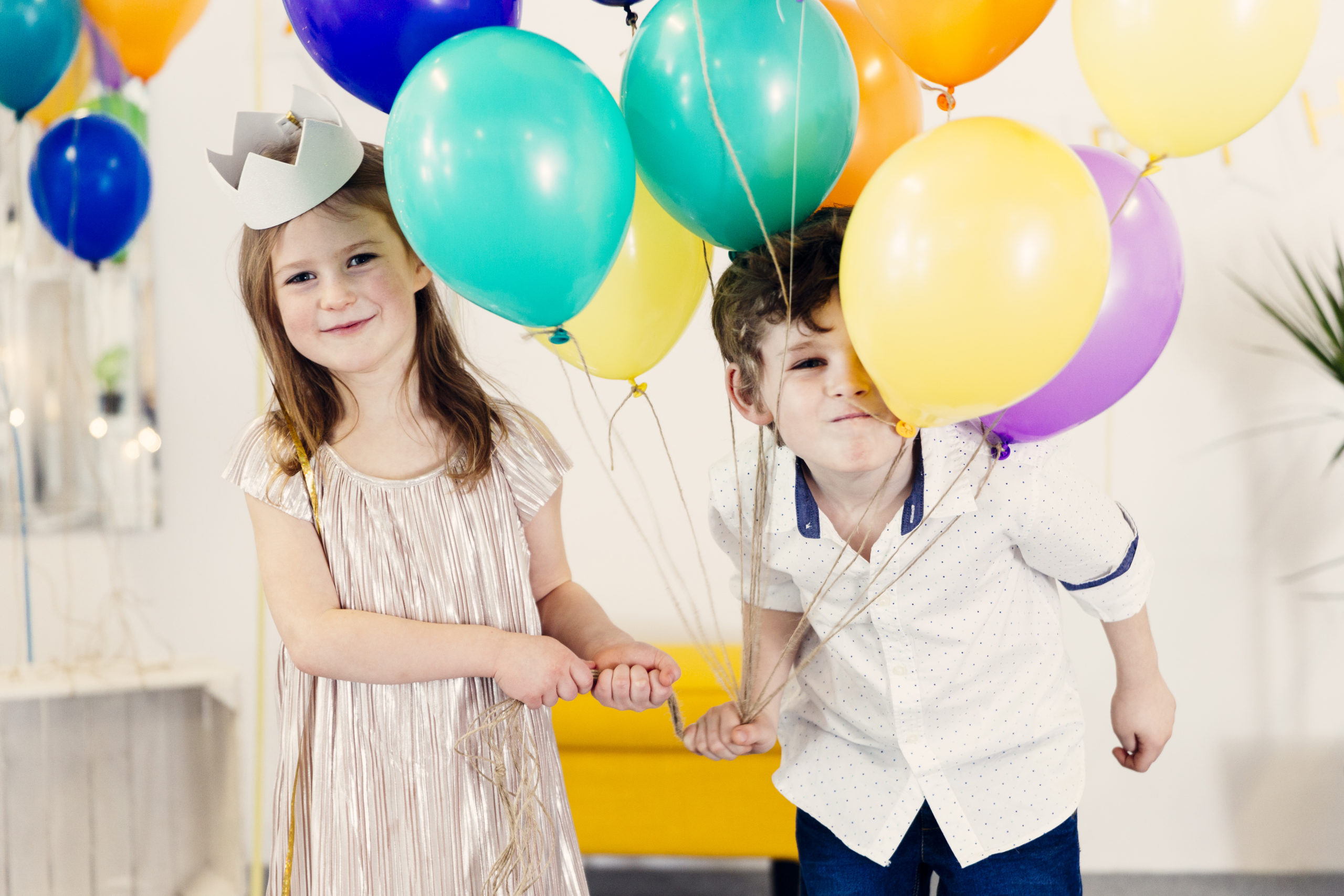Подари воздушные шары. Дети с воздушными шарами. Шарики воздушные для мальчика. Дети с воздушными шариками. Мальчик с воздушными шарами.